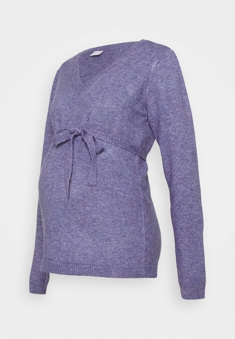 Pull de maternité violet à col en V, fabriqué en tissu tricoté doux, avec une ceinture nouée à la taille et des manches longues avec des poignets côtelés.