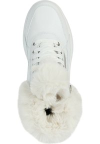 Baskets blanches avec une tige en cuir lisse, bout rond, fermeture à lacets, et col en fausse fourrure blanche pour une chaleur et une texture supplémentaires.