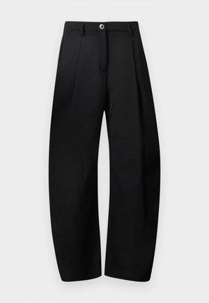 Pantalones negros de pierna ancha con pliegues frontales, cierre de botón y cremallera, y trabillas para cinturón sobre un fondo claro y liso.