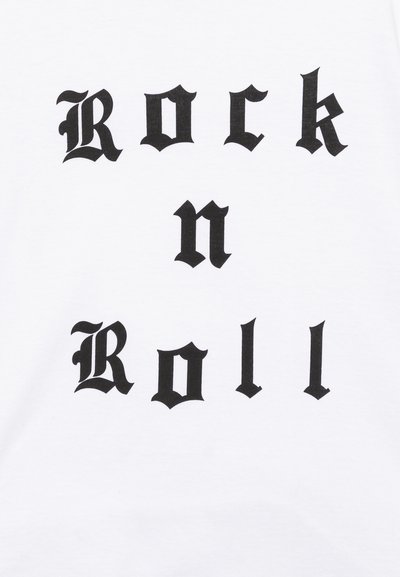 Bílý tričko s výrazným černým gotickým písmem, které praví "Rock n Roll" uspořádané ve vertikálním formátu.