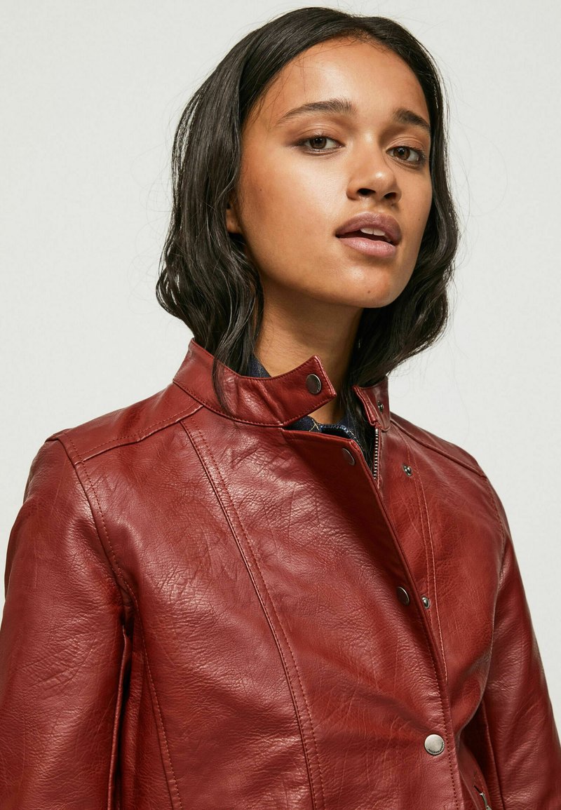 Pepe AXIA - Chaqueta de cuero sintético burnt red/rojo oscuro - Zalando.es