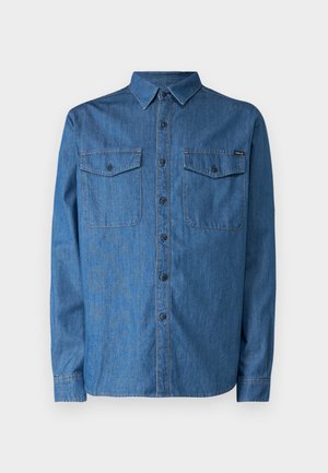 Koszula dżinsowa w średnim niebieskim kolorze, z długim rękawem, zapinana na guziki, z dwiema kieszeniami na piersi i kołnierzykiem. Posiada logo z przodu.