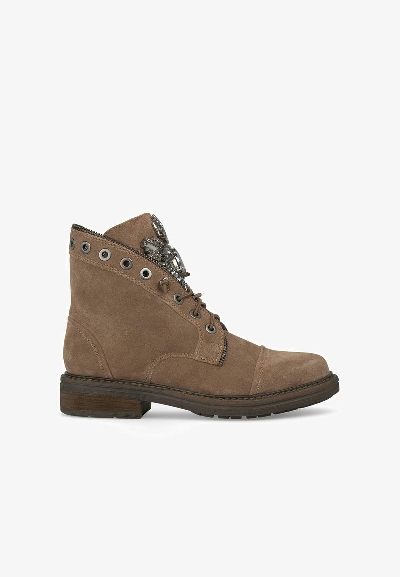 Stivale alla caviglia in suede beige con punta rotonda, occhielli in metallo, zip decorativa e tacco impilato. Presenta una tomaia texturizzata e hardware unico.