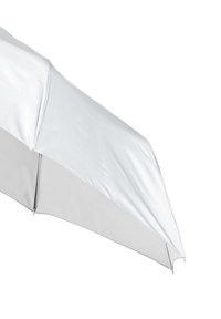 Witte paraplu met een gladde stoffen kap. Heeft een rechte constructie, metalen ribben en een spitse bovenkant voor efficiënte afvoer van water.