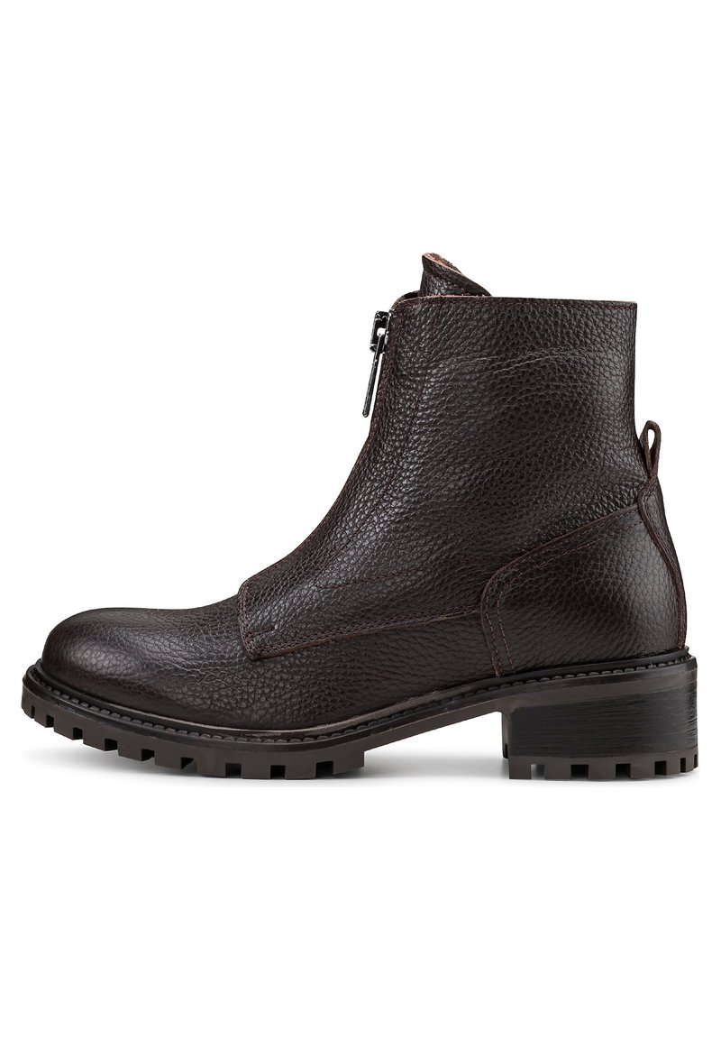Bottines en cuir marron foncé avec une finition texturée, zip sur les côtés et semelle en caoutchouc épaisse et cannelée.