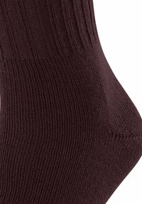 Burgundowa dzianinowa skarpetka z ryżowym ściągaczem, gładką fakturą i dopasowanym krojem, zaprojektowana z myślą o komforcie i ciepłe.