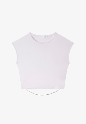 Top bianco corto con scollatura tonda e maniche corte strutturate, caratterizzato da un accento di catena d'argento all'orlo. Tessuto dalla texture liscia.