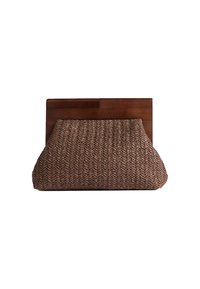 Borsa a tracolla intrecciata marrone con una superficie texture e una chiusura in legno nella parte superiore. La forma è morbida e rettangolare.