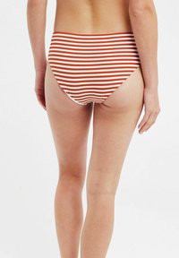 Hoge taille bikini onderkant van zachte ribstructuur met oranje en witte horizontale strepen. Glad oppervlak met elastische tailleband.