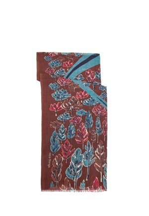 Bufanda marrón con patrones de hojas azules y rojas y rayas diagonales azul claro en una esquina, con un pequeño borde de flecos.