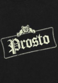 Czarna bawełniana koszulka z białą grafiką, na której widnieje słowo "Prosto" w boldowym, stylizowanym kroju pisma, a u góry znajduje się ilustracja buldoga.