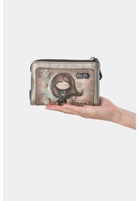 Cartera metálica ligera con una superficie texturizada, que presenta un diseño de una niña y un gato de estilo caprichoso. Dimensiones adecuadas para caber en una mano; cierre con cremallera.
