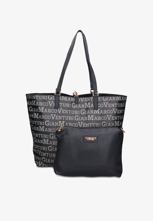 Zwarte tote bag met herhaalde witte "Gian Marco Venturi" tekst en bijpassend klein zwart tasje met gouden logoplaatje aan de voorkant.