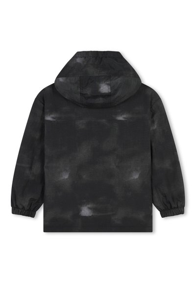 Zwarte hoodie met een gestructureerde stof met grijze en witte abstracte patronen, elastische manchetten en een eenvoudig ontwerp zonder zichtbare hardware.