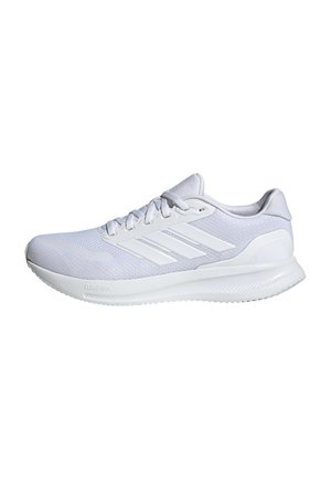 Zapatilla deportiva blanca con parte superior de malla, cierre de cordones ajustable y suela acolchada Cloudfoam. Tres rayas acentúan el costado.