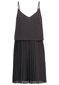 Robe noire plissée avec de fines bretelles spaghetti, un décolleté en V, un design superposé et une texture lisse. La jupe présente des plis finement disposés.