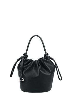 Schwarze Leder-Handtasche mit Zugband, einem einzigen Griff und einem silbernen "P" Anhänger, der an einer Seite befestigt ist.