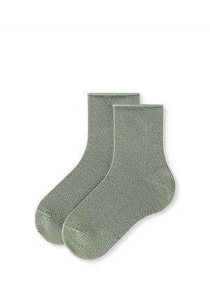 Paire de chaussettes basses unies vert olive, présentées à plat côte à côte sur fond blanc.