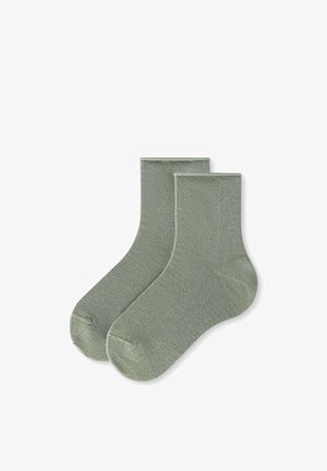 Paire de chaussettes basses unies vert olive, présentées à plat côte à côte sur fond blanc.