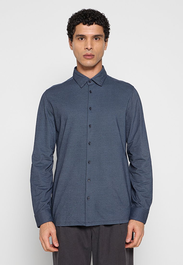 Marineblauw shirt met lange mouwen, een button-down kraag, knoopsluiting aan de voorkant en een gestructureerde stof. Heeft een slanke pasvorm.