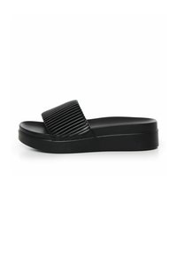 Sorte slide-sandaler med en tyk platformssål og en tekstureret rem med lodrette riller, lavet af et glat, gummi-lignende materiale.