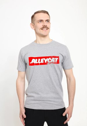 Šedé tričko s krátkým rukávem, na přední straně s výraznou červenou grafikou "ALLEYCAT". Vyrobeno z měkké, hladké bavlny.