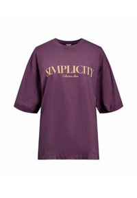 T-shirt violet à manches courtes avec un col rond, affichant "SIMPLICITÉ" en lettres crémeuses et audacieuses sur le devant et une coupe décontractée.