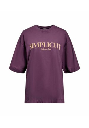 Lila Kurzarm-T-Shirt mit Rundhalsausschnitt, das auf der Vorderseite in fetter cremefarbener Schrift "SIMPLICITY" zeigt und einen lockeren Schnitt hat.