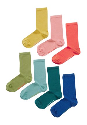 Acht paar katoenen sokken in verschillende kleuren: geel, roze, koraal, groen, lichtblauw, teal, donkergroen en marineblauw, met lichte branding.