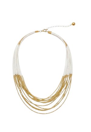 Collier multi-rangs de perles avec de petites perles blanches et dorées, doté d'une chaînette d'extension et d'une fermeture à mousqueton dorée.