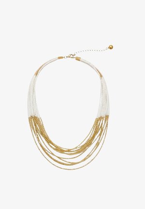 Collier multi-rangs de perles avec de petites perles blanches et dorées, doté d'une chaînette d'extension et d'une fermeture à mousqueton dorée.