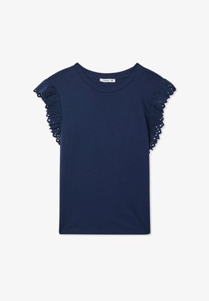 T-shirt blu navy a maniche corte con dettagli in pizzo ad occhio intricato. Realizzato in un tessuto morbido e leggero. Classico scollo rotondo.