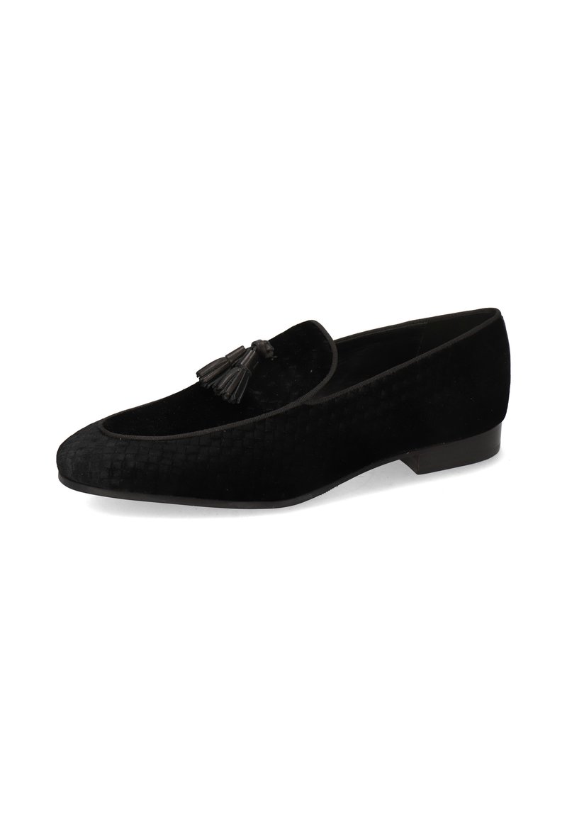 Mocasines de terciopelo negro con una textura trenzada, que presentan una punta redonda y un adorno de borlas decorativas en la parte frontal. Tacón bajo y plano.