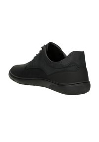 Scarpa nera in suede con lacci, punta tonda, tacco testurizzato e superficie liscia. Presenta suola in gomma e dettagli di cucitura minimi.