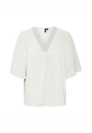 Hvid V-hals top med korte, brede ærmer. Har en tekstureret stof og en blondekant langs udskæringen. Løs pasform.