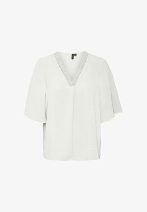 Hvid V-hals top med korte, brede ærmer. Har en tekstureret stof og en blondekant langs udskæringen. Løs pasform.