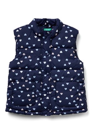 Marineblauwe gewatteerde vest met hoge kraag, versierd met een patroon van kleine roze en lichtblauwe harten, en twee voorzakken. Drukknoopsluiting.