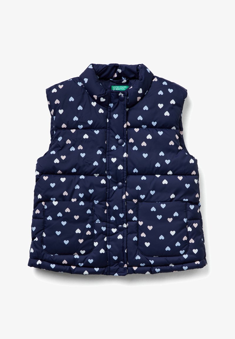 Chaleco de plumas azul marino con cuello alto, que presenta un patrón de pequeños corazones rosas y azul claro, y dos bolsillos delanteros. Cierre de botones a presión.