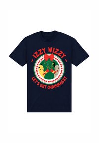 Námořnická modrá tričko s kruhovým designem a barevnou grafikou, která zahrnuje zelený vánoční stromeček, dvě postavy a text: "Izzy Wizzy - Pojďme se připravit na Vánoce."