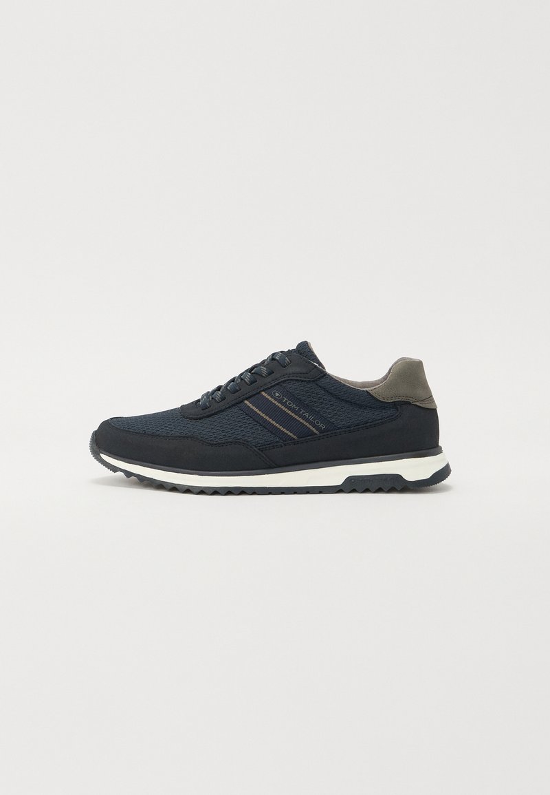Marinefarget mesh- og semsket lær-sneaker med grå hælaksent; har hvit mellomsåle og strukturert svart yttersåle; minimalistisk stripe-detaljering.