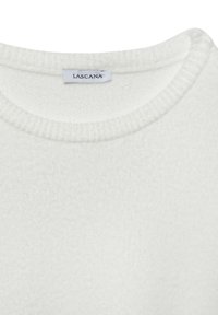 Weißer Fleece-Pullover mit ribbeligem Kragen und subtiler Textur. Etikett "Lascana" auf der Innenseite direkt unter dem Kragen eingestickt.