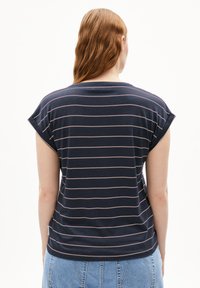 Navy blauwe gestreepte t-shirt met korte, opgerolde mouwen, voorzien van horizontale roze strepen. Zacht materiaal met een ronde halslijn en een gebogen zoom.