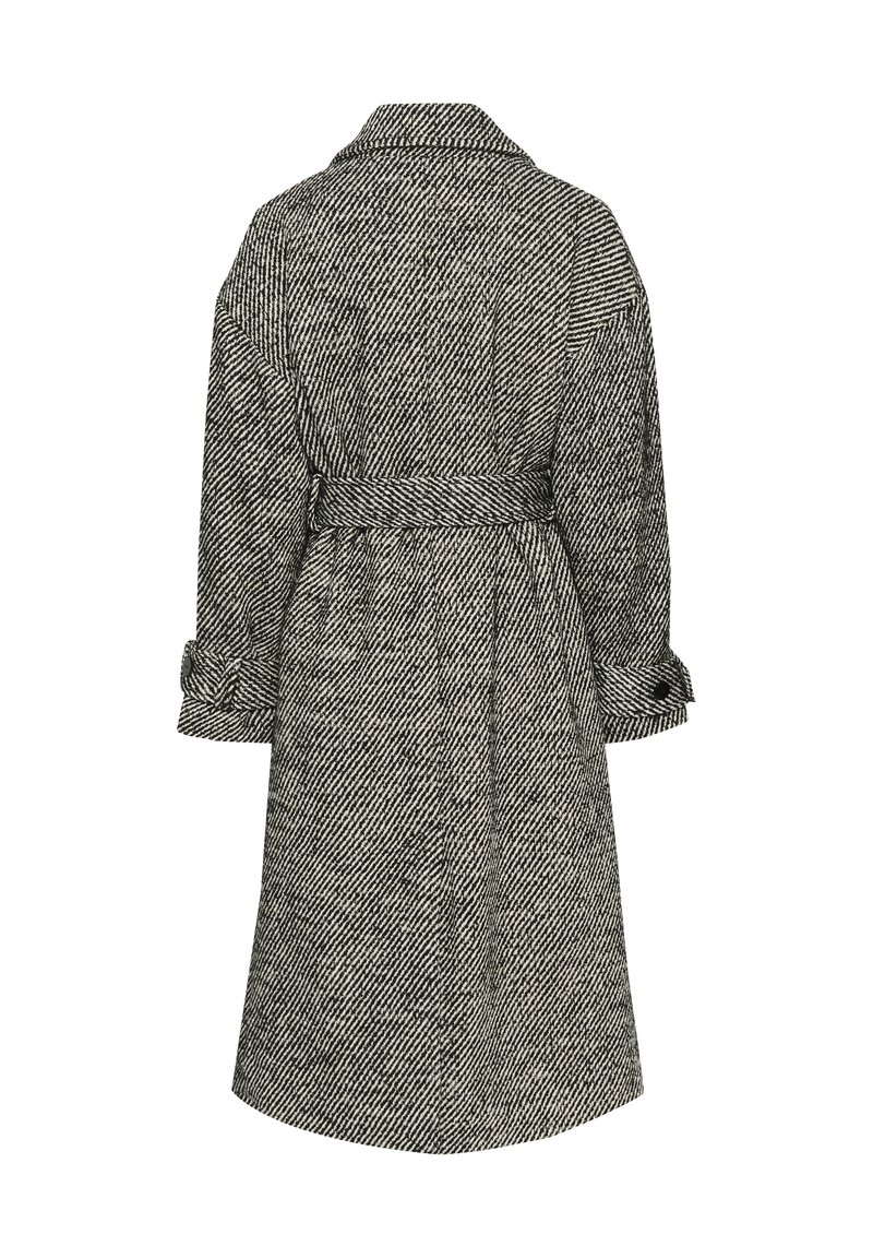 Abrigo de patrón de pata de gallo en blanco y negro, con cintura ceñida por un cinturón, mangas enrollables y un amplio cuello, hecho de tela texturizada.