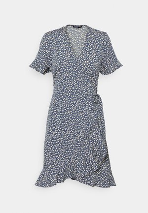 Vestido cruzado azul con estampado floral blanco, mangas cortas con volantes, lazo lateral y dobladillo con volantes.