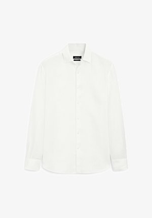 Hvid langærmet skjorte lavet af blødt stof, med en klassisk krave, frontal knaplukning og lige nederdel. Ingen mønstre eller accenter.