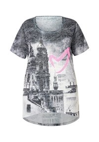 Camiseta de manga corta con un diseño de paisaje urbano en blanco y negro, con un elemento decorativo en forma de corazón rosa en la parte frontal y un escote redondeado.