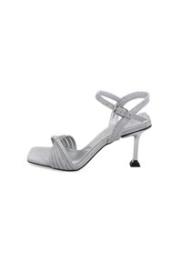 Silberne High Heel Sandale mit quadratischer Spitze, strukturiertem Mesh-Obermaterial, gekreuzten Knöchelriemen und metallic Blockabsatz mit quadratischem Grund.
