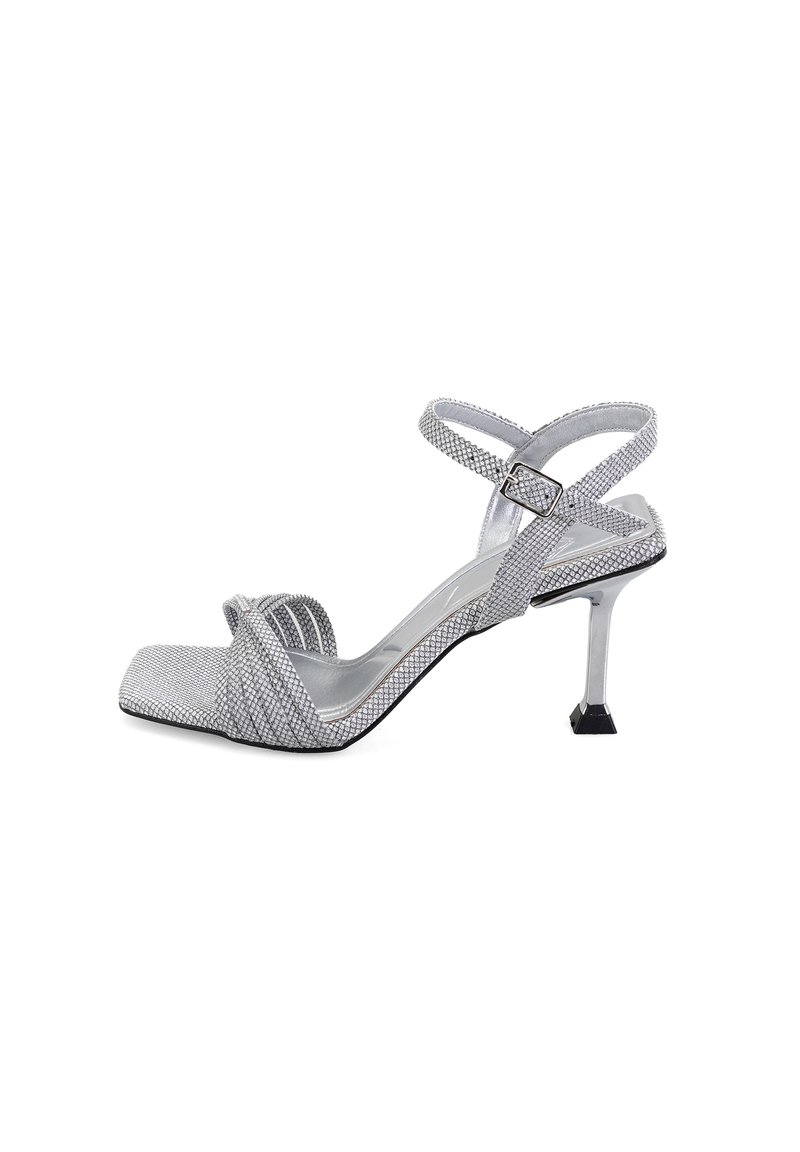 Silberne High Heel Sandale mit quadratischer Spitze, strukturiertem Mesh-Obermaterial, gekreuzten Knöchelriemen und metallic Blockabsatz mit quadratischem Grund.