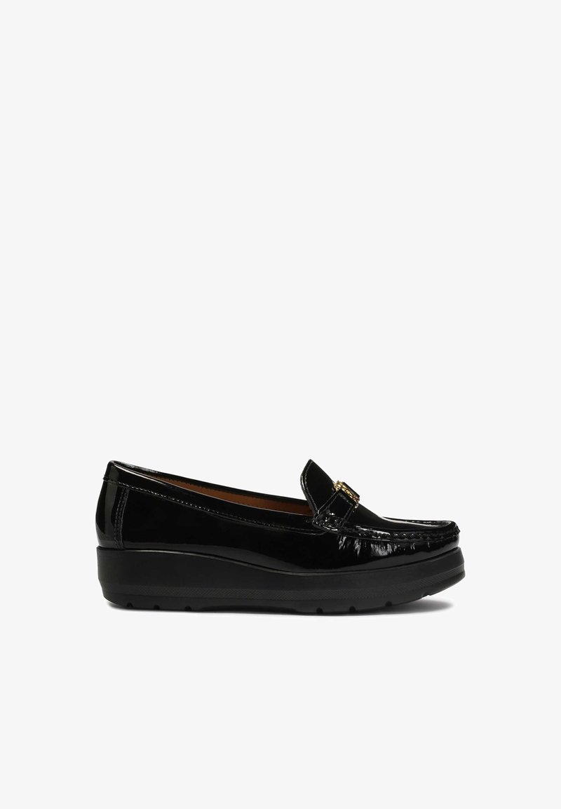 Mocassin en cuir verni noir avec une semelle épaisse et un détail boucle dorée sur le dessus, vue de profil sur fond blanc.