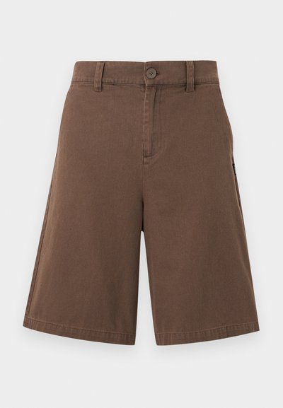 Καφέ σορτς μήκους μέχρι το γόνατο με κούμπωμα κουμπιού και φερμουάρ, θηλιές για ζώνη και ίσιο τελείωμα, παρουσιασμένα σε απλό φόντο.